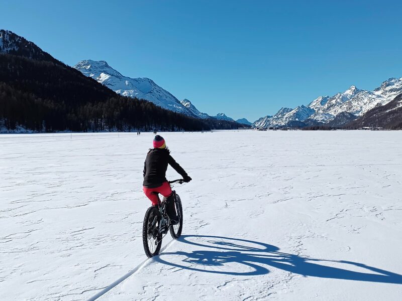 E-bike sul lago ghiacciato in Engadina